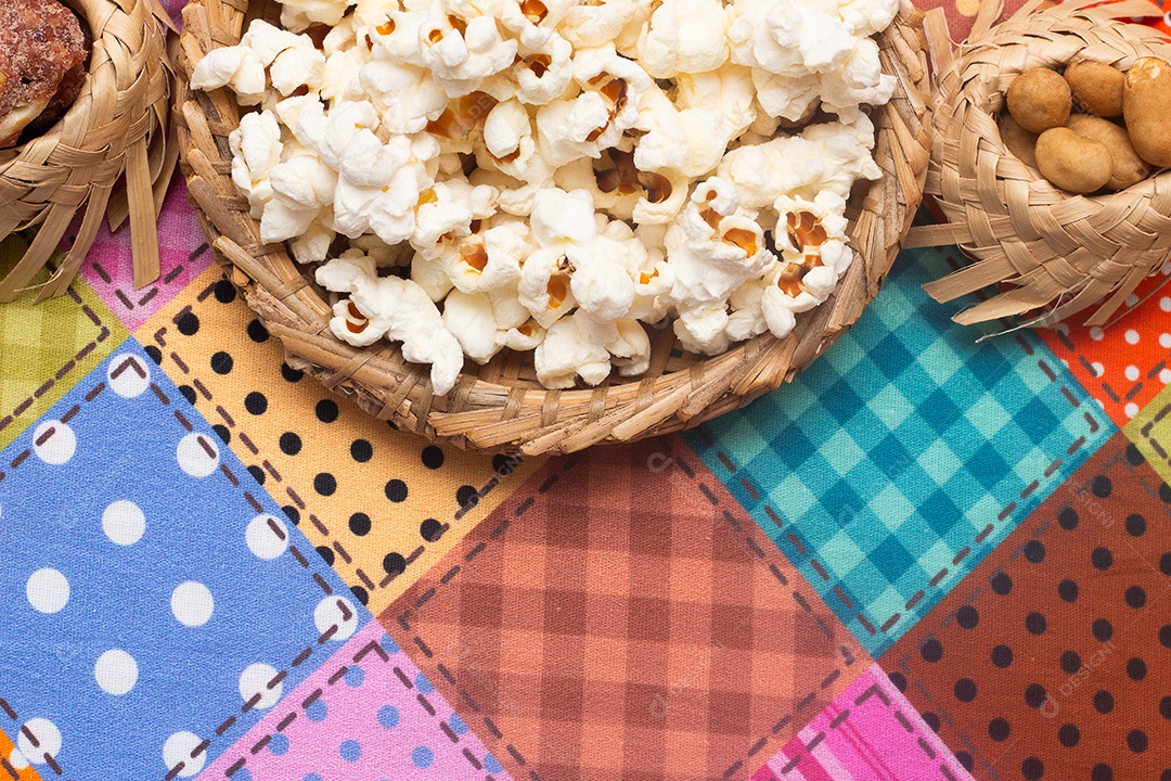 Alimento típico de festa junina em uma colorida