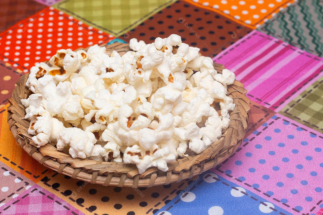 Alimento típico de festa junina em uma colorida