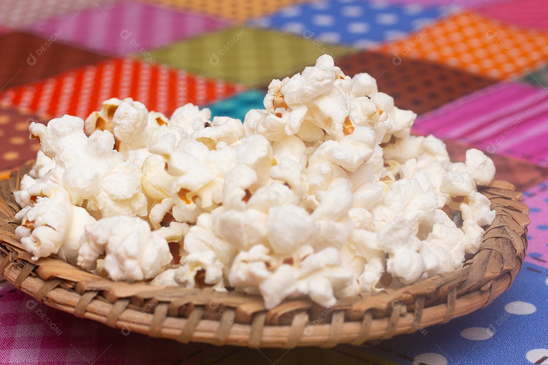 Alimento típico de festa junina em uma colorida