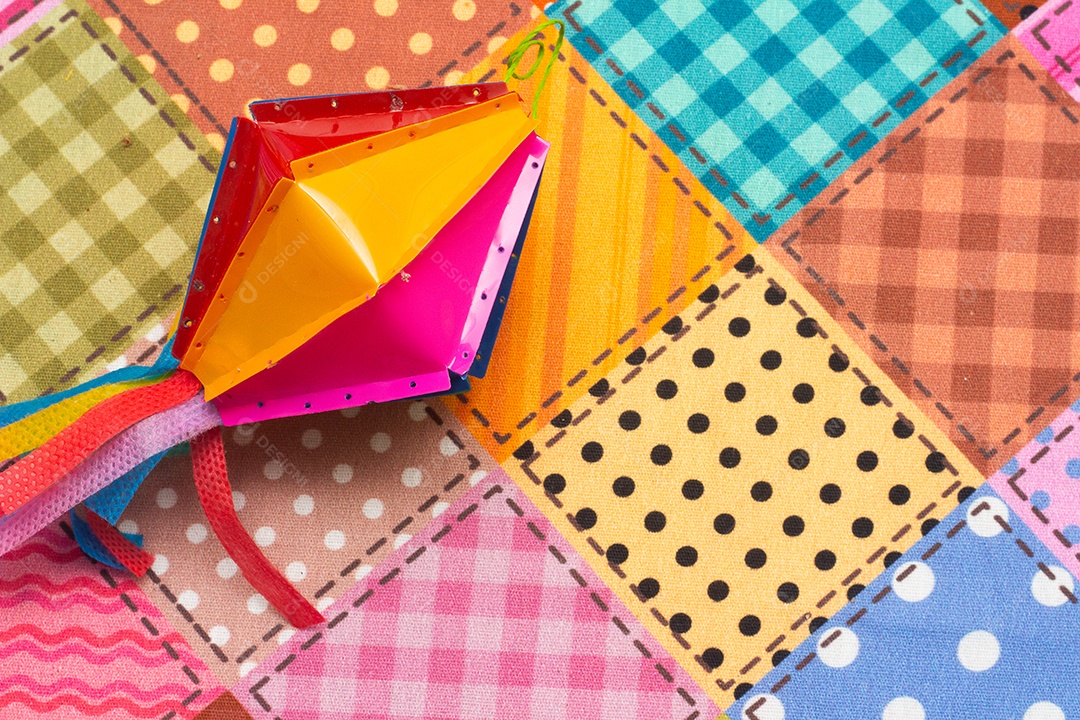 Pipa em uma mesa com toalha xadrez cenário de festa junina