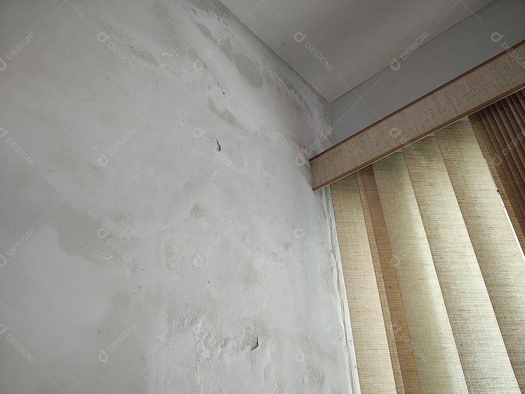 Manchas de mofo e umidade no canto da parede