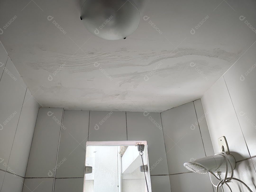 Teto do banheiro com danos causados ​​pela água e umidade