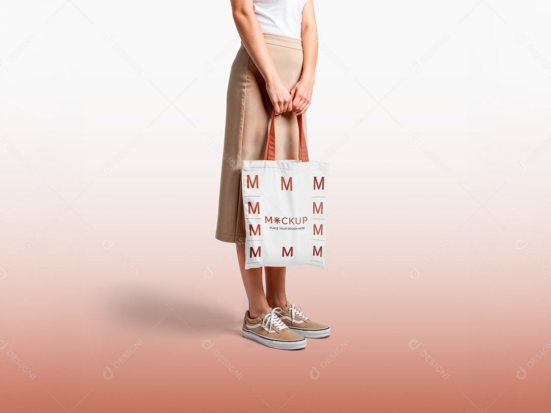 Mulher Segarando uma Bolsa Mockup PSD Editável