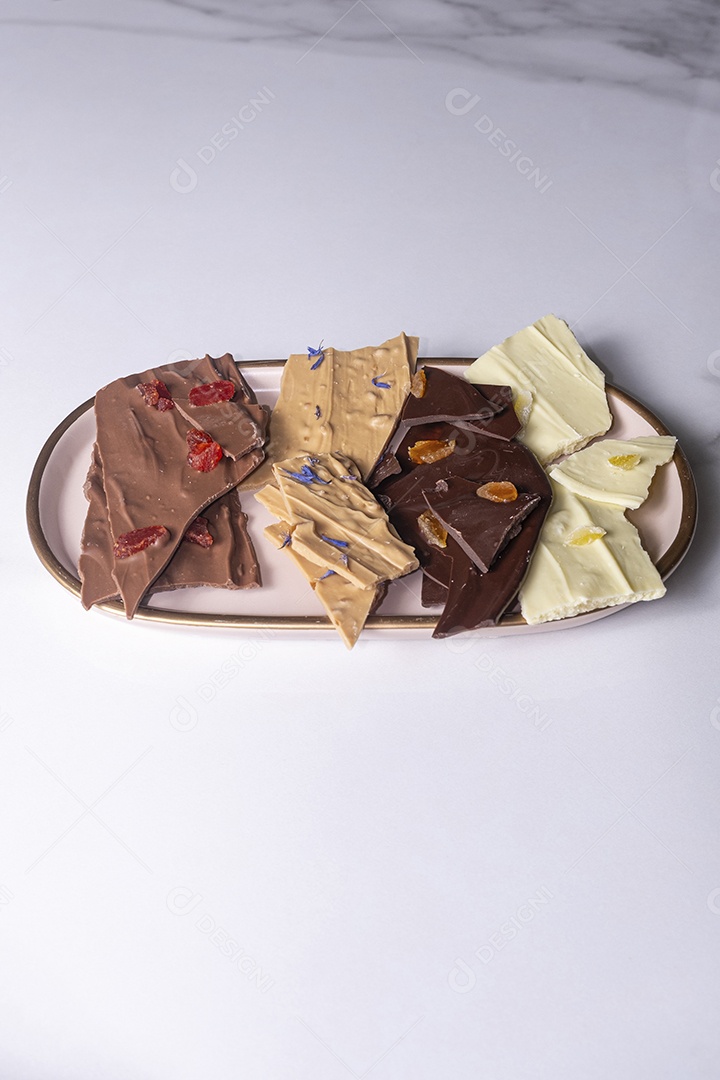 Gotas de chocolate de diferentes sabores em uma bandeja