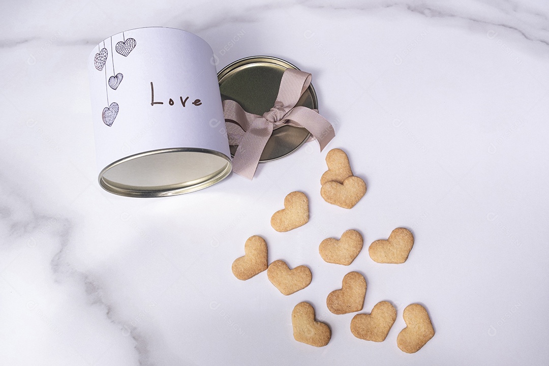 Biscoitos em formato de coração saindo de uma caixa branca circular