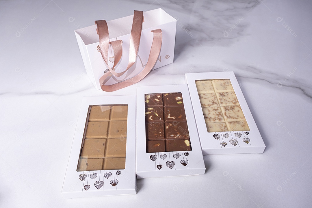 Três barras de chocolate sortidas embrulhadas para presente