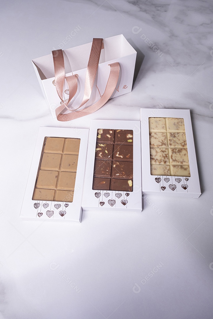 Três barras de chocolate sortidas embrulhadas para presente