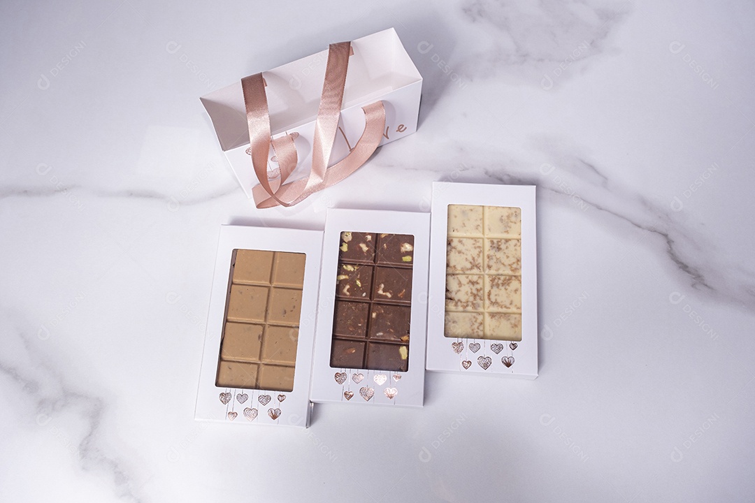 Três barras de chocolate sortidas embrulhadas para presente