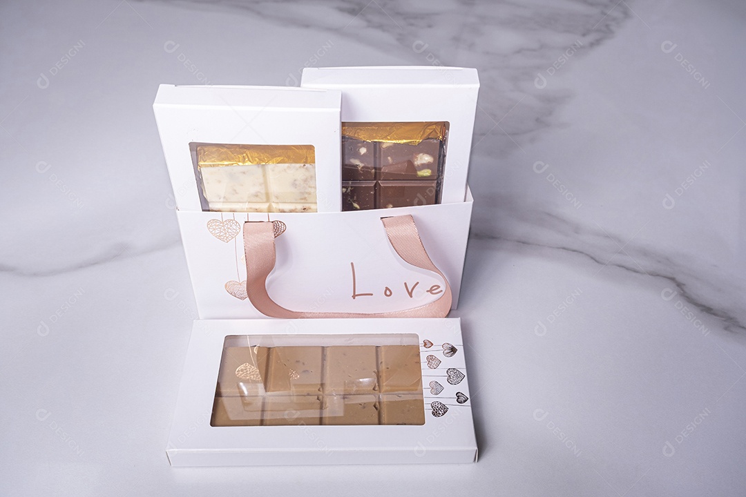 Três barras de chocolate sortidas embrulhadas para presente