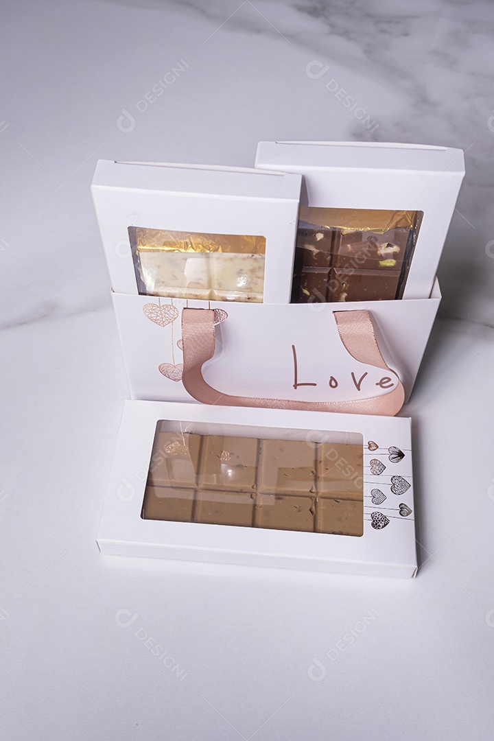 Três barras de chocolate sortidas embrulhadas para presente