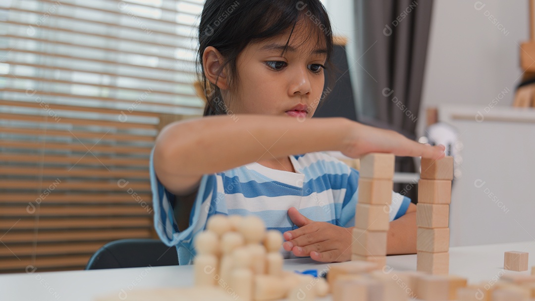 Menina asiática aprendendo STEM montando peças mecânicas com foco e determinação