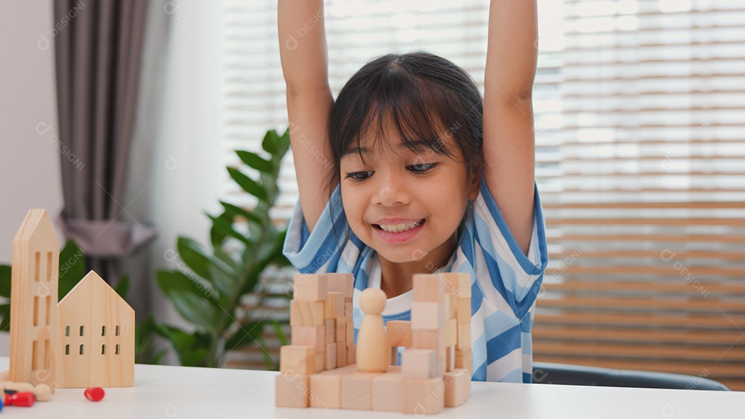 Jovem asiática focada em empilhar blocos de madeira