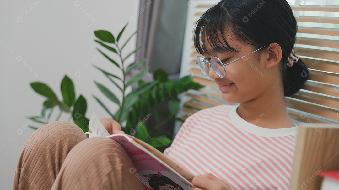 Adolescente lendo um livro em casa com concentração