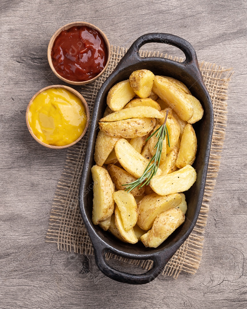 Imagem mostra batatas assadas em gomos, também conhecidas como batatas rústicas ou potato