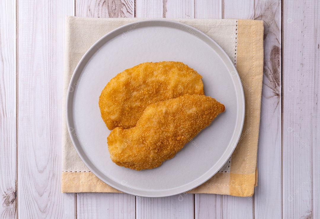Imagem mostra filés de frango à milanesa, um prato popular que consiste em filés de frango