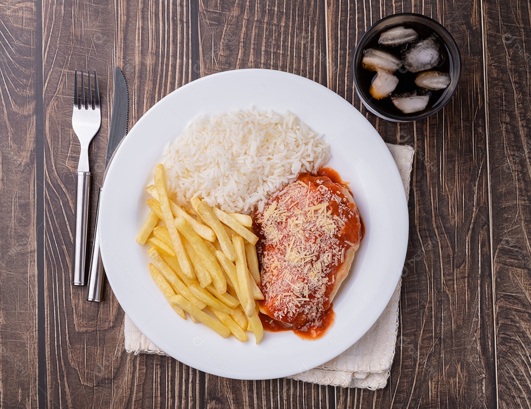 O prato na imagem é um Filé à Parmegiana, um prato popular na culinária brasileira