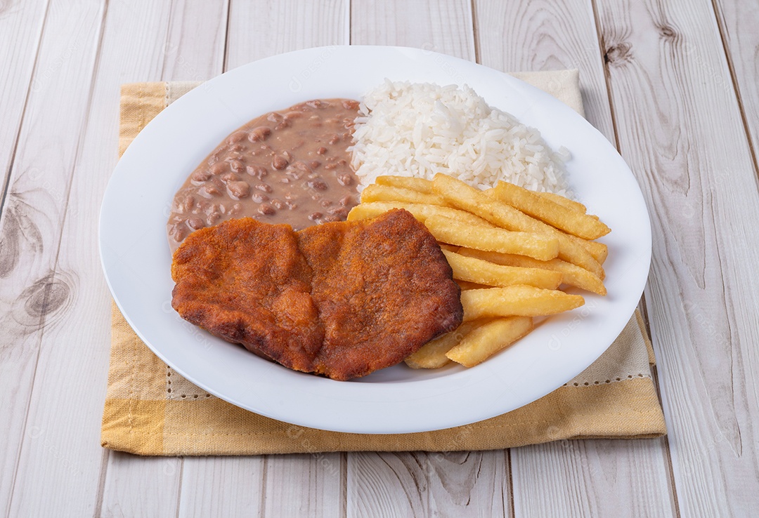 Imagem mostra um prato de bife à milanesa