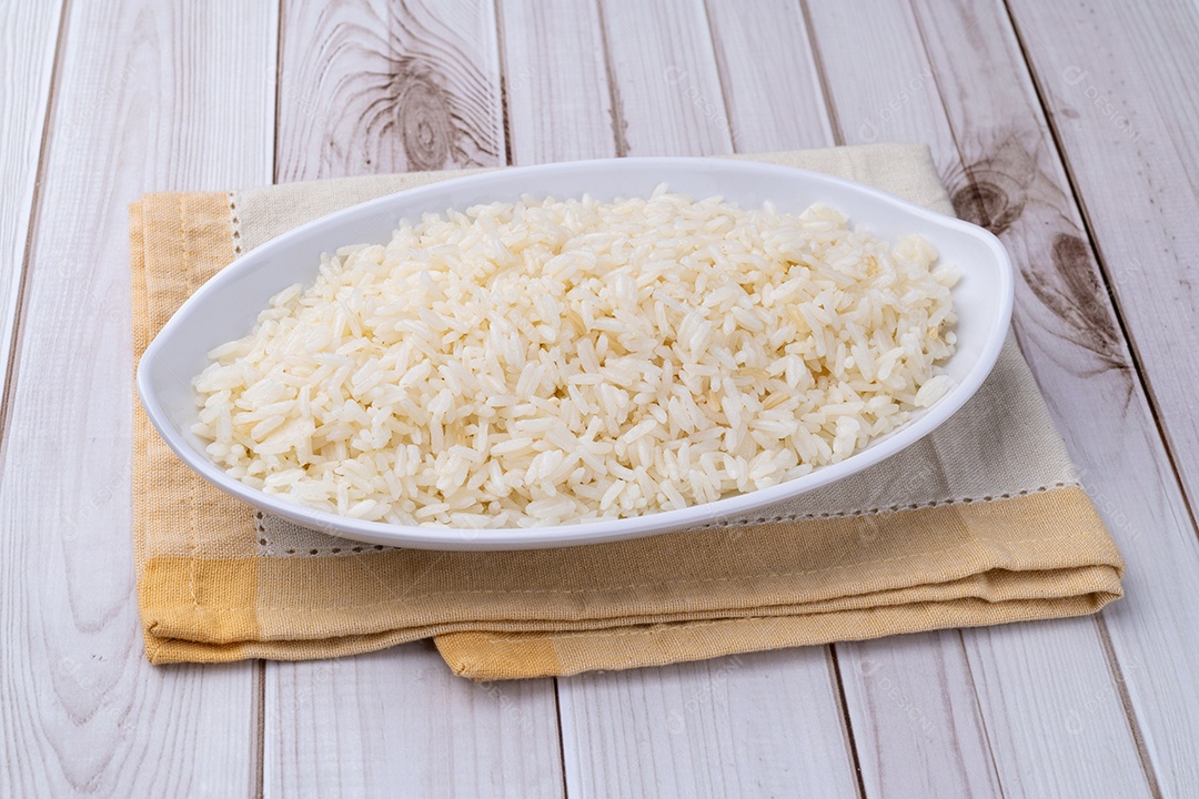 Imagem mostra arroz branco cozido em uma travessa