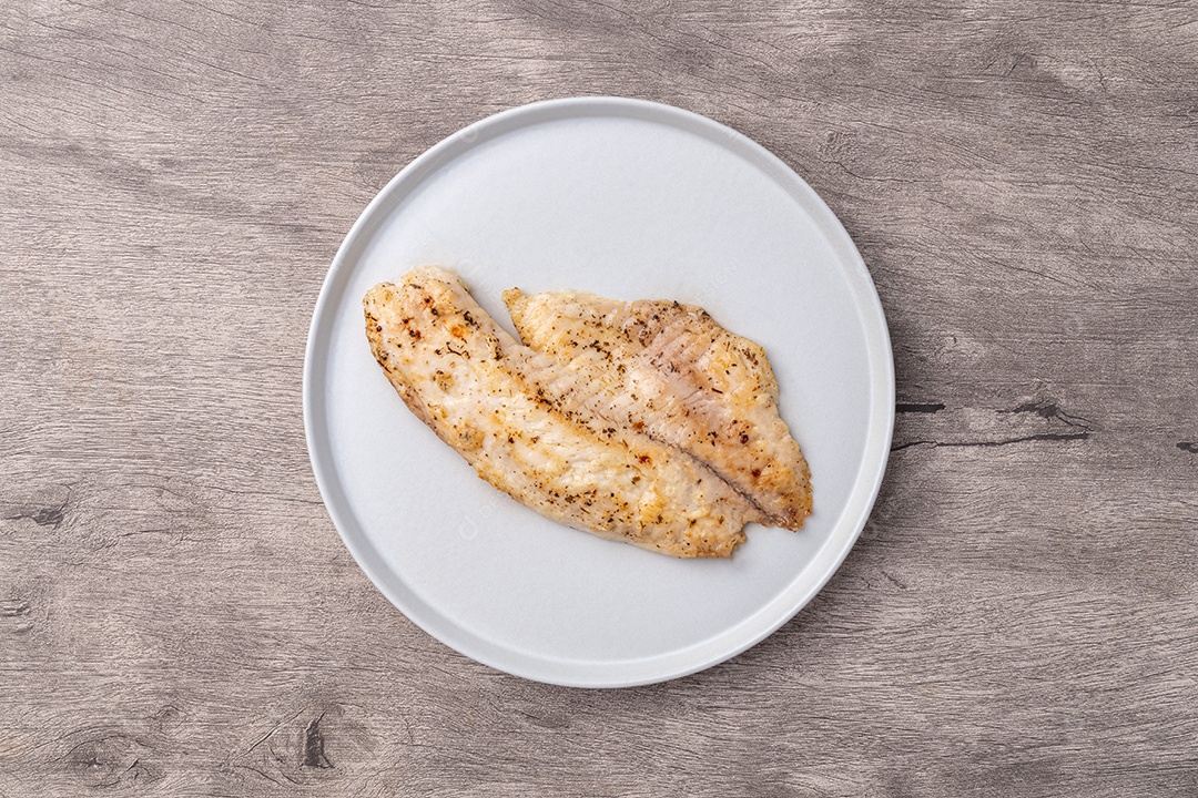 Filé de peixe Tilápia em uma mesa