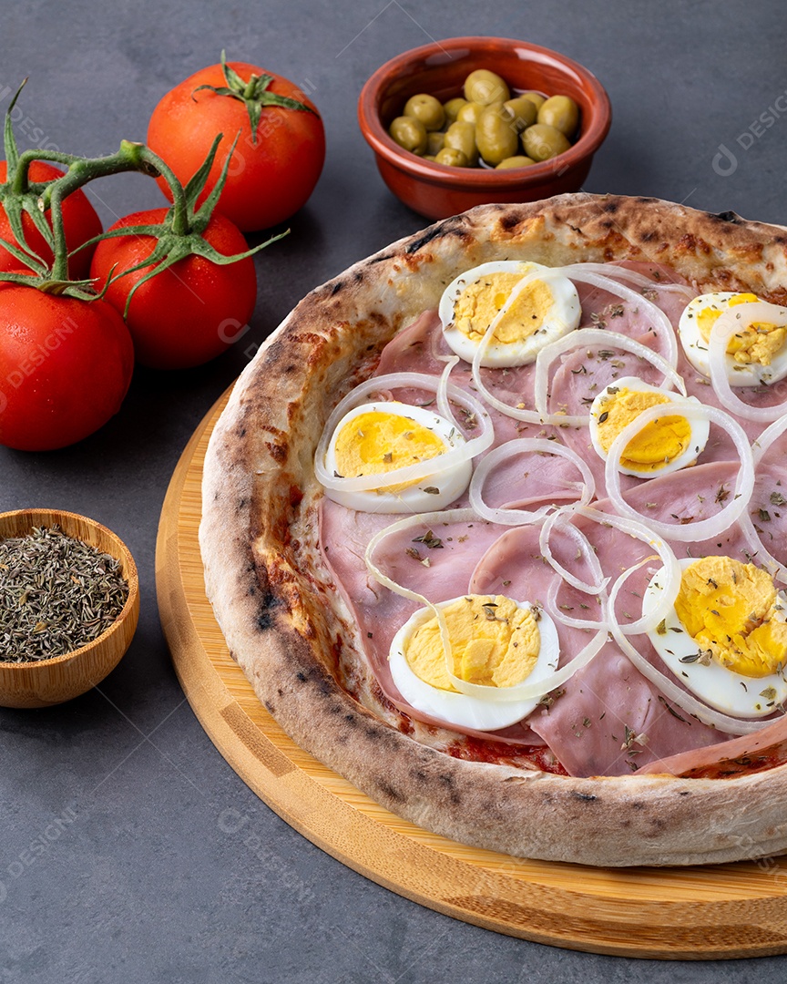 Pizza Portuguesa saborosa em uma mesa