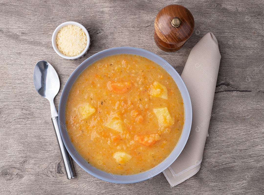 Sopa de Legumes em uma mesa madeira