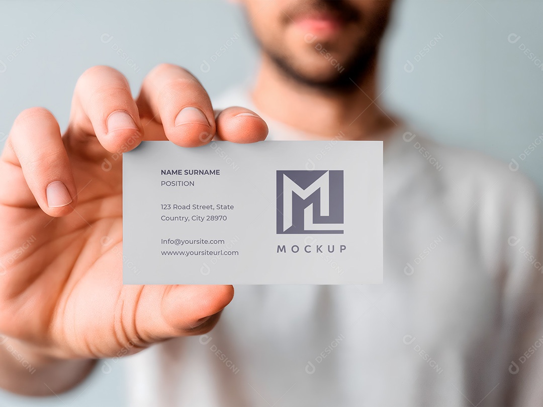 Homem Segurando Cartão de Visita Mockup PSD Editável