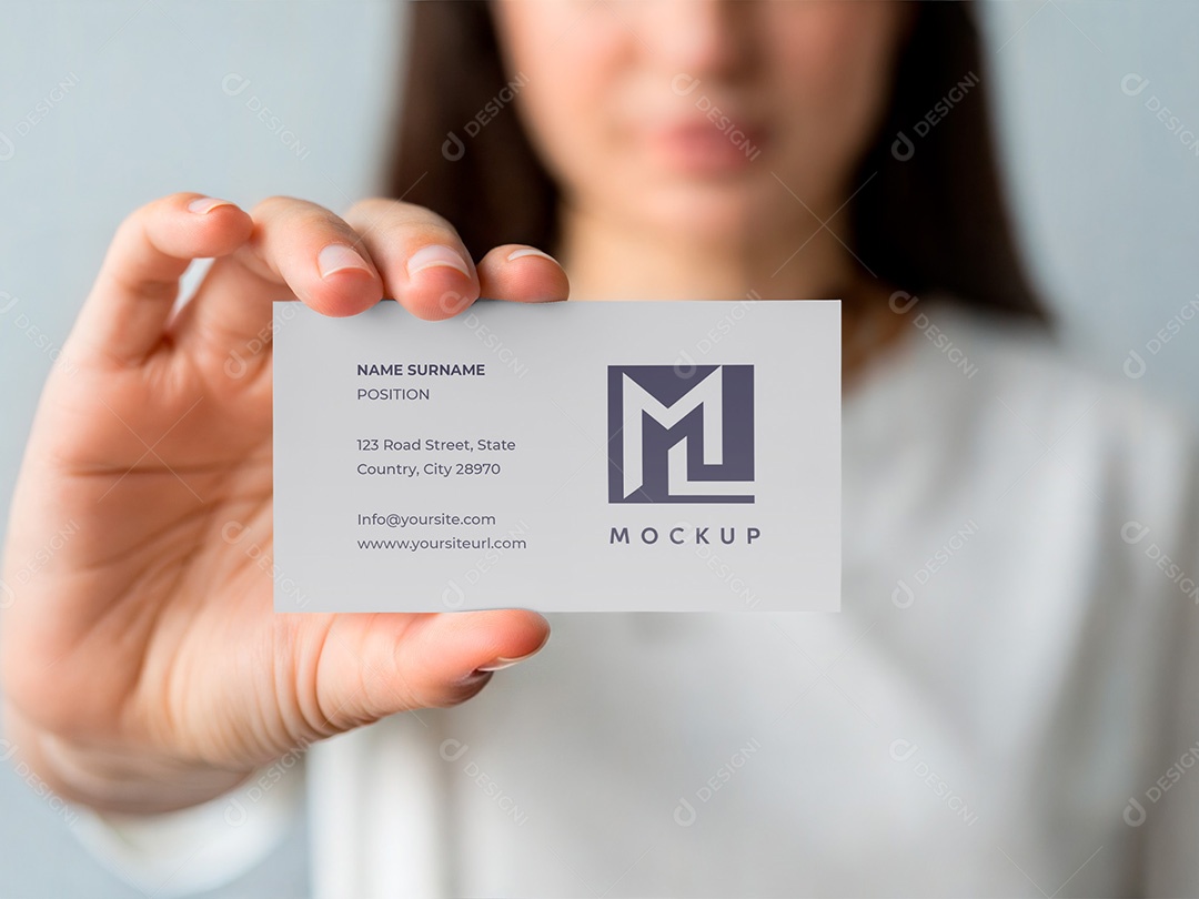 Mulher Segurando um Cartão de Visita Mockup PSD Editável