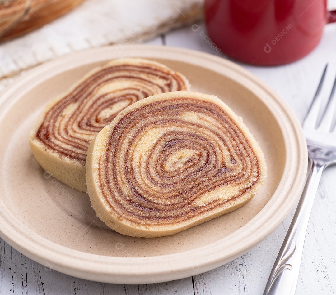 Imagem mostra fatias de Bolo de Rolo ou Rocambole