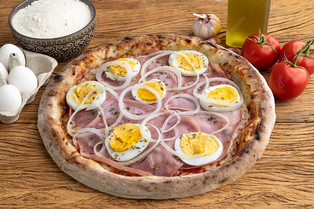 Imagem mostra uma pizza com ovos cozidos e cebola roxa como cobertura