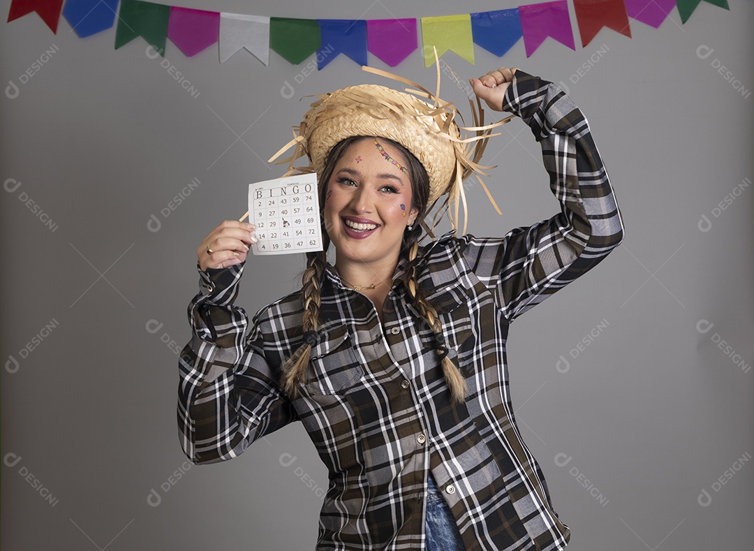 Linda mulher usando roupas típicas festa junina sobre fundo isolado