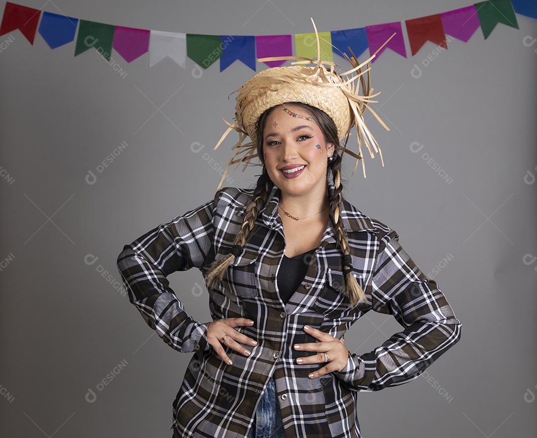 Mulher jovem usando trajes típicos de festa junina
