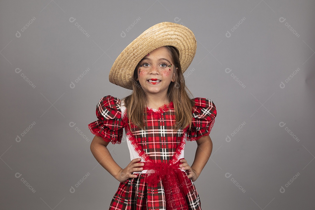 Garotinha usando roupas típicas festa junina sobre fundo isolado