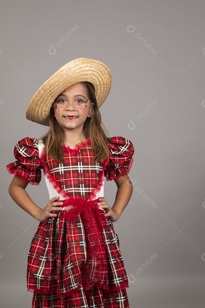 Garotinha usando roupas típicas festa junina sobre fundo isolado