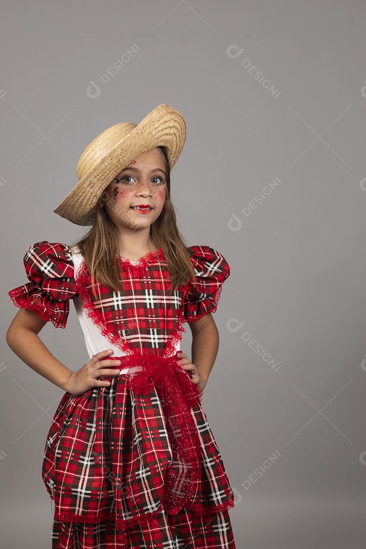 Garotinha usando roupas típicas festa junina sobre fundo isolado