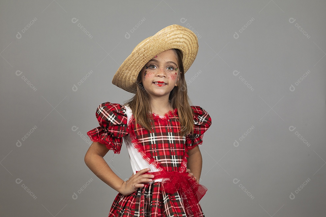 Garotinha usando roupas típicas festa junina sobre fundo isolado
