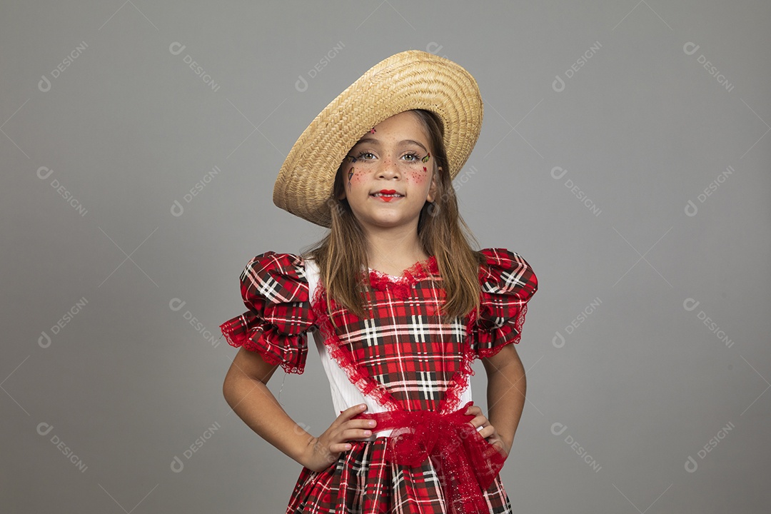 Garotinha usando roupas típicas festa junina sobre fundo isolado