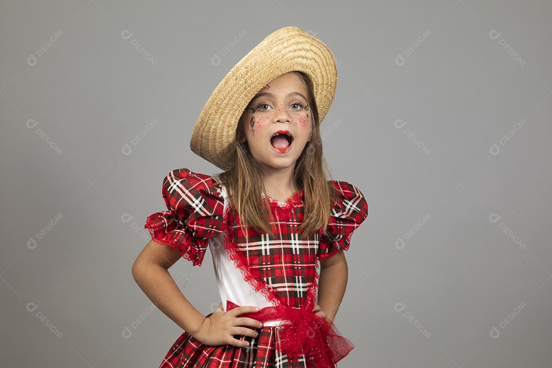 Garotinha usando roupas típicas festa junina sobre fundo isolado