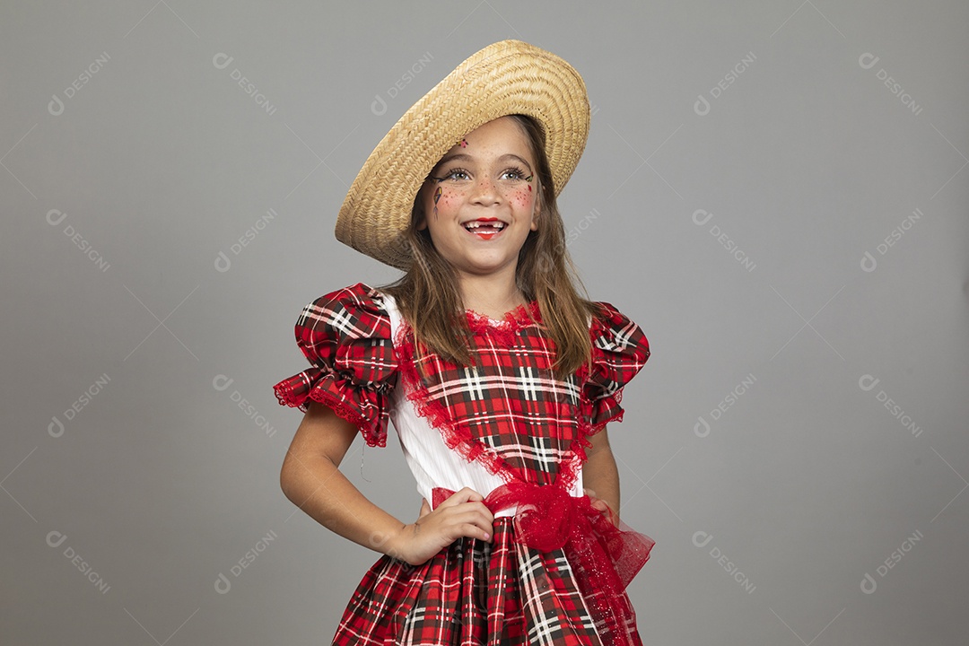 Garotinha usando roupas típicas festa junina sobre fundo isolado