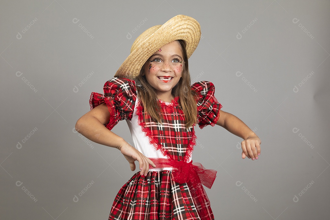 Garotinha usando roupas típicas festa junina sobre fundo isolado