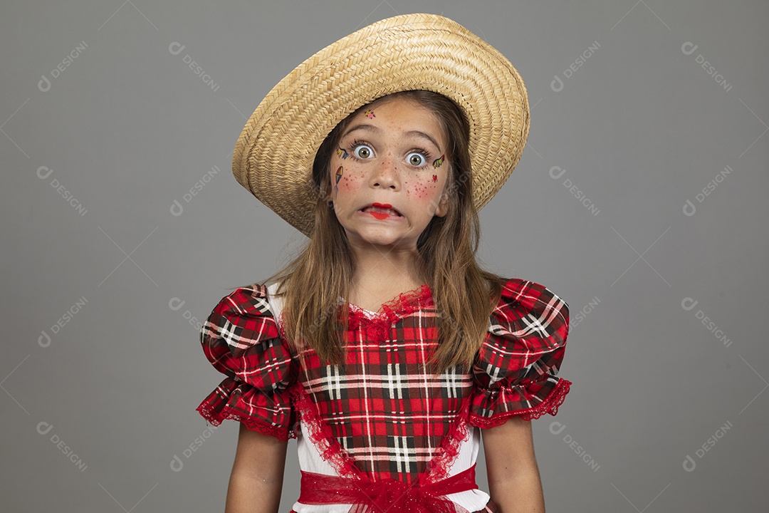 Garotinha usando roupas típicas festa junina sobre fundo isolado