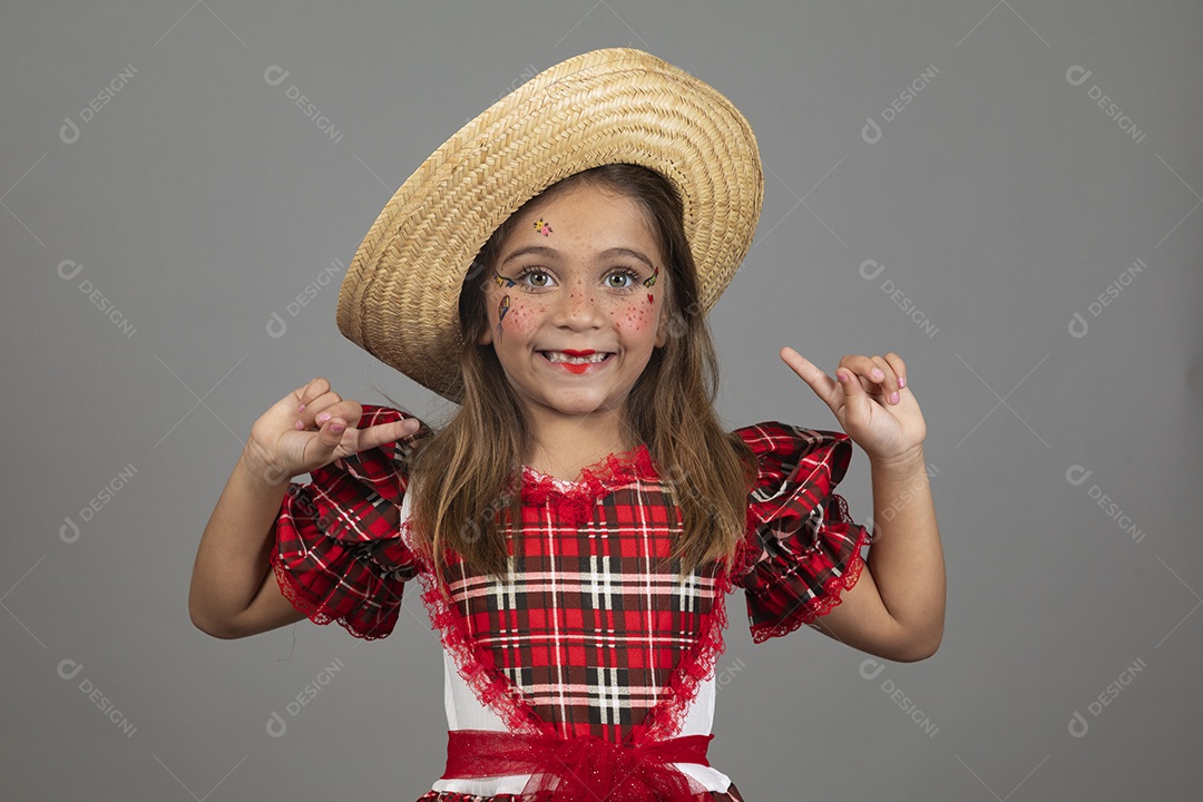 Garotinha usando roupas típicas festa junina sobre fundo isolado