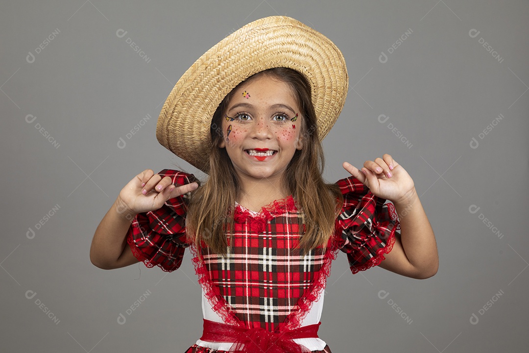 Garotinha usando roupas típicas festa junina sobre fundo isolado