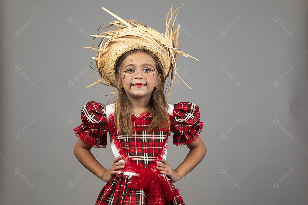 Garotinha usando roupas típicas festa junina sobre fundo isolado