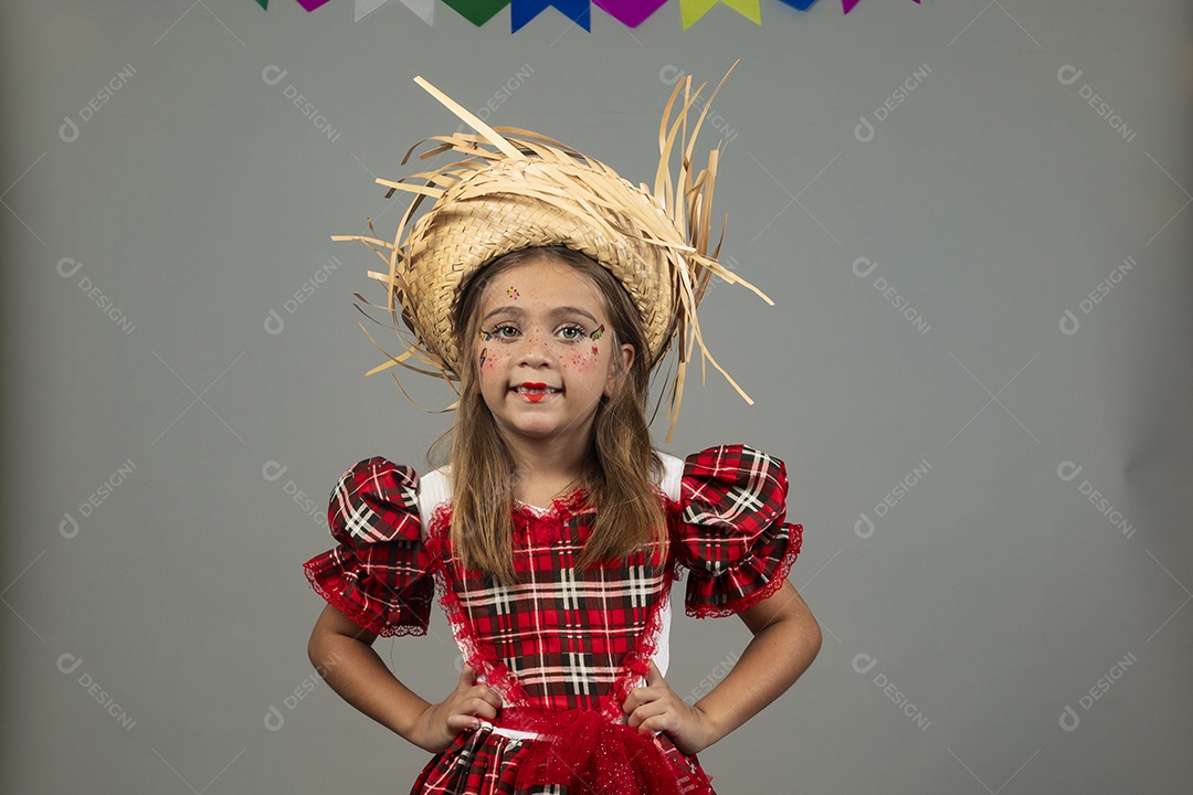 Garotinha usando roupas típicas festa junina sobre fundo isolado