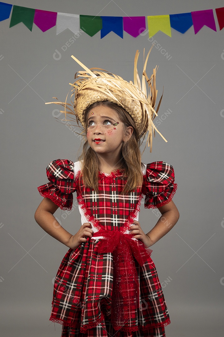 Garotinha usando roupas típicas festa junina sobre fundo isolado