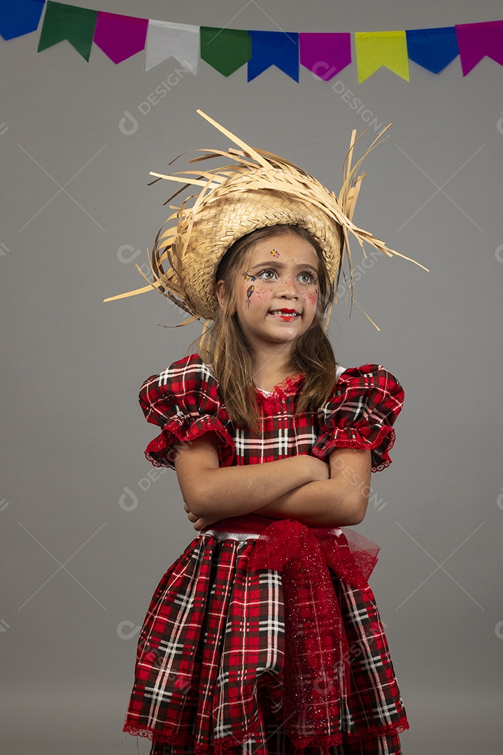 Garotinha usando roupas típicas festa junina sobre fundo isolado