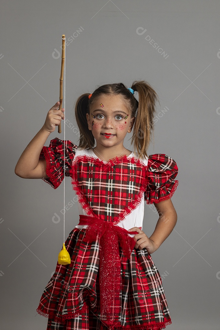Garotinha jovem usando trajes típicos de festa junina