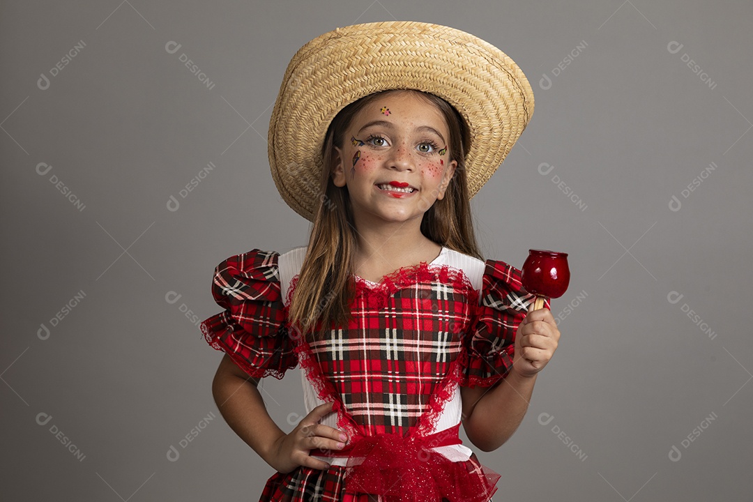 Linda criança usando roupas típicas festa junina sobre fundo isolado