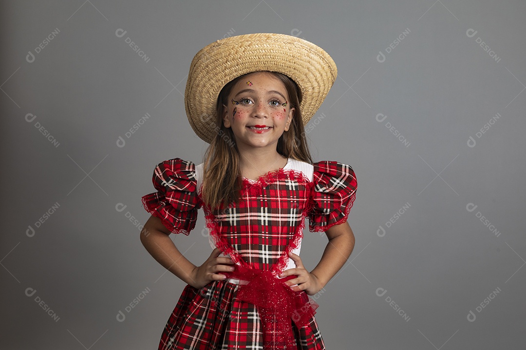 Linda criança usando roupas típicas festa junina sobre fundo isolado