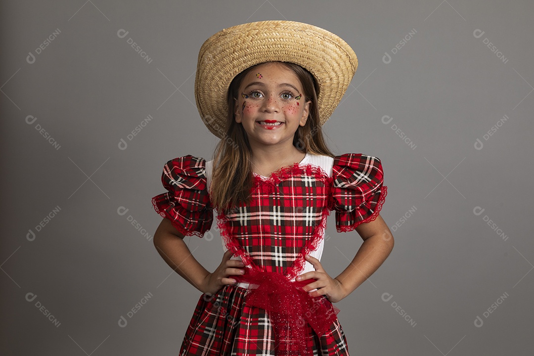 Linda criança usando roupas típicas festa junina sobre fundo isolado